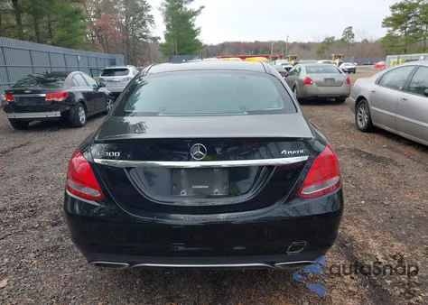 2016 Mercedes-Benz C 300 4Matic z USA, uszkodzony, nr VIN 55SWF4KB4GU157975